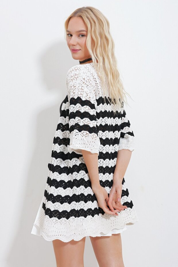 V-Neck Openwork Zigzag Patterned Cardigan - 2