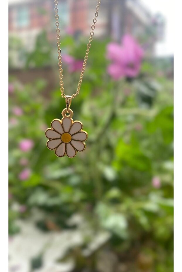 Woman's White Yellow Mined Daisy Necklace