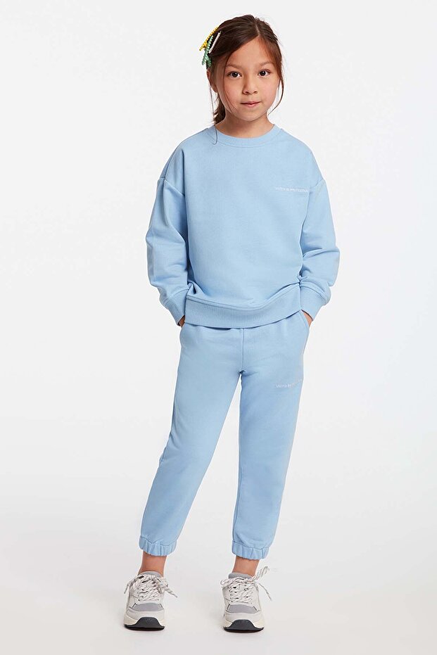 Komfortowy niebieski dres Jabor dla dziewczynki z haftowanym okrągłym dekoltem - 2