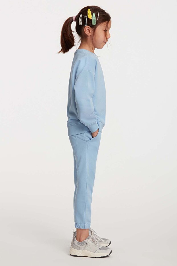 Komfortowy niebieski dres Jabor dla dziewczynki z haftowanym okrągłym dekoltem - 5