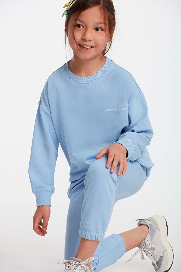 Komfortowy niebieski dres Jabor dla dziewczynki z haftowanym okrągłym dekoltem - 4