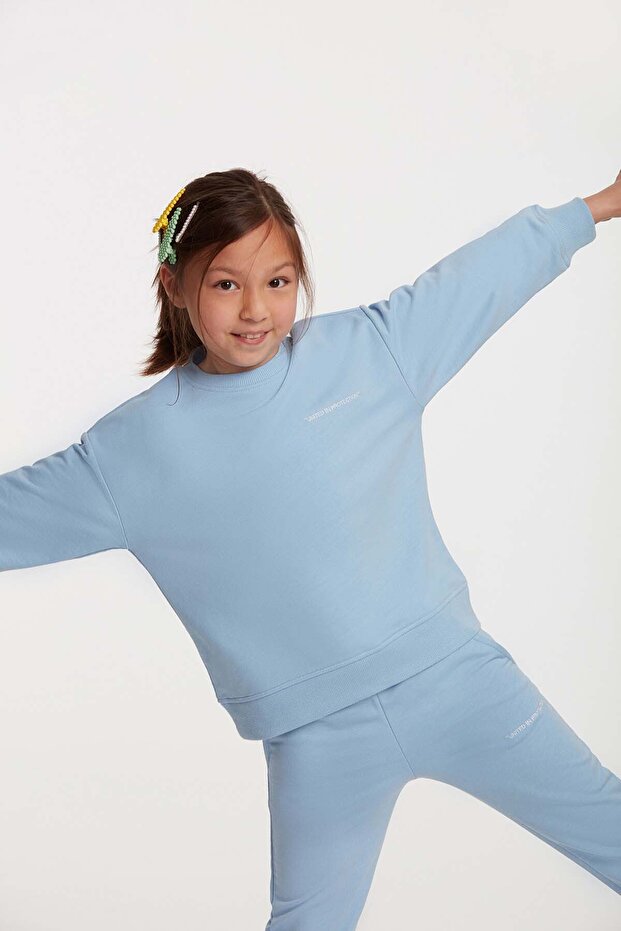 Komfortowy niebieski dres Jabor dla dziewczynki z haftowanym okrągłym dekoltem - 3