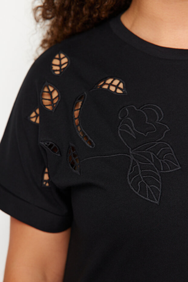 Siyah Brode Detaylı Basic %100 Pamuk Örme T-shirt TBBSS24BF00055 - 3