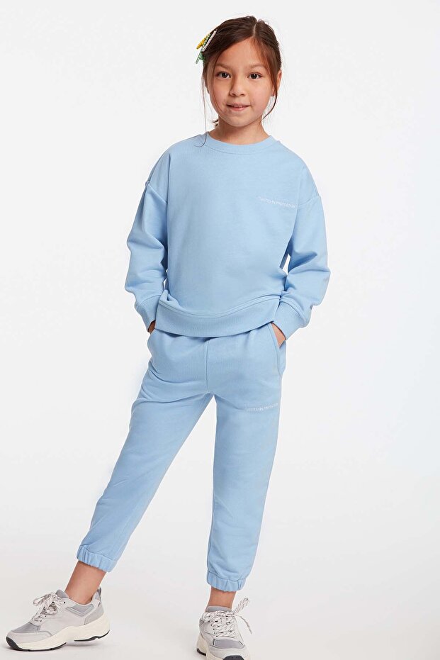 Komfortowy niebieski dres Jabor dla dziewczynki z haftowanym okrągłym dekoltem - 1