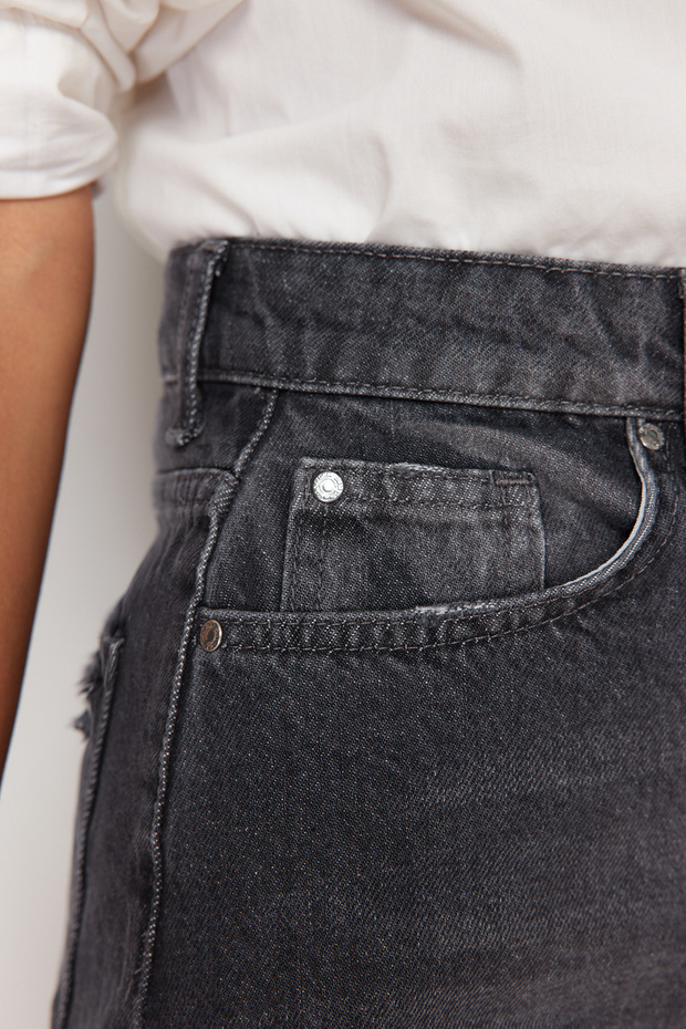 Siyah Önden Düğmeli Yüksek Bel Denim Şort TWOSS24SR00158 - 5