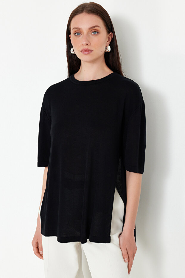 Trendyolmilla  Siyah Basic Dökümlü Yırtmaç Detaylı Triko T-Shirt TWOSS24KZ00047 - Görsel 3