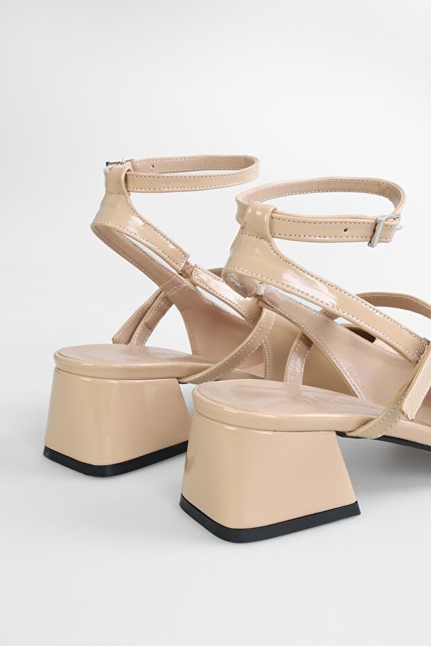 Idean csatos lakkbőr tompa orrú női sarkú cipő - 6