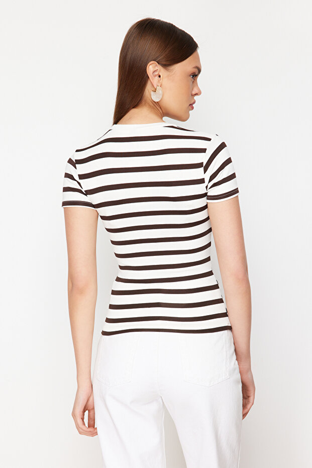 Kahverengi Çizgili Viskoz/Yumuşak Kumaş Vücuda Oturan Örme Bluz TWOSS24BZ00296 - 6