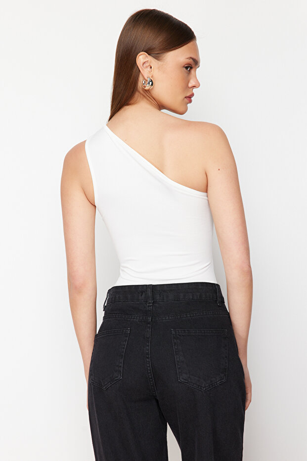 Beyaz Asimetrik Yaka Cut Out Detaylı Alttan Çıtçılı Örme Body TWOSS23BD00014 - 6