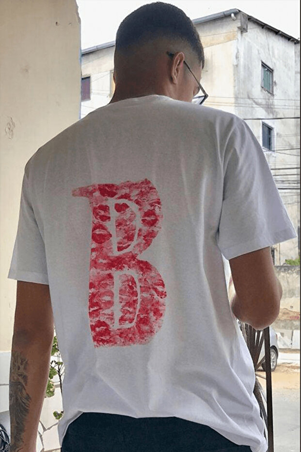 Letter B Kiss Kiss Design T-Shirt