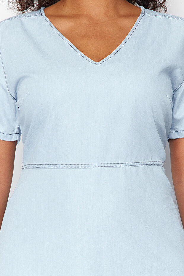 Açık Mavi V Yaka Tencel Mini Denim Elbise TBBSS24AH00157 - 4