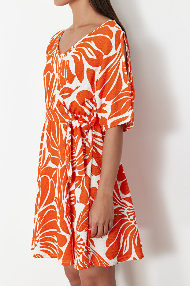 Elastyczna sukienka midi z dzianiny – pomarańczowy nadruk, luźny krój, kołnierzyk basenowy i pasek TWOSS24EL01016 - 5