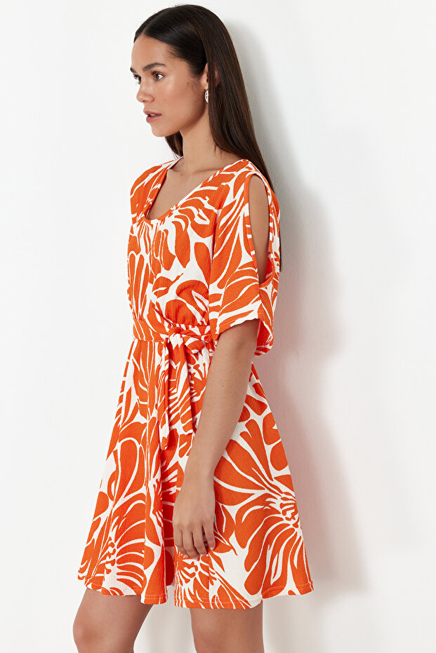 Elastyczna sukienka midi z dzianiny – pomarańczowy nadruk, luźny krój, kołnierzyk basenowy i pasek TWOSS24EL01016 - 3