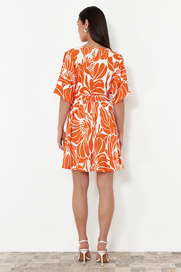 Elastyczna sukienka midi z dzianiny – pomarańczowy nadruk, luźny krój, kołnierzyk basenowy i pasek TWOSS24EL01016 - 6
