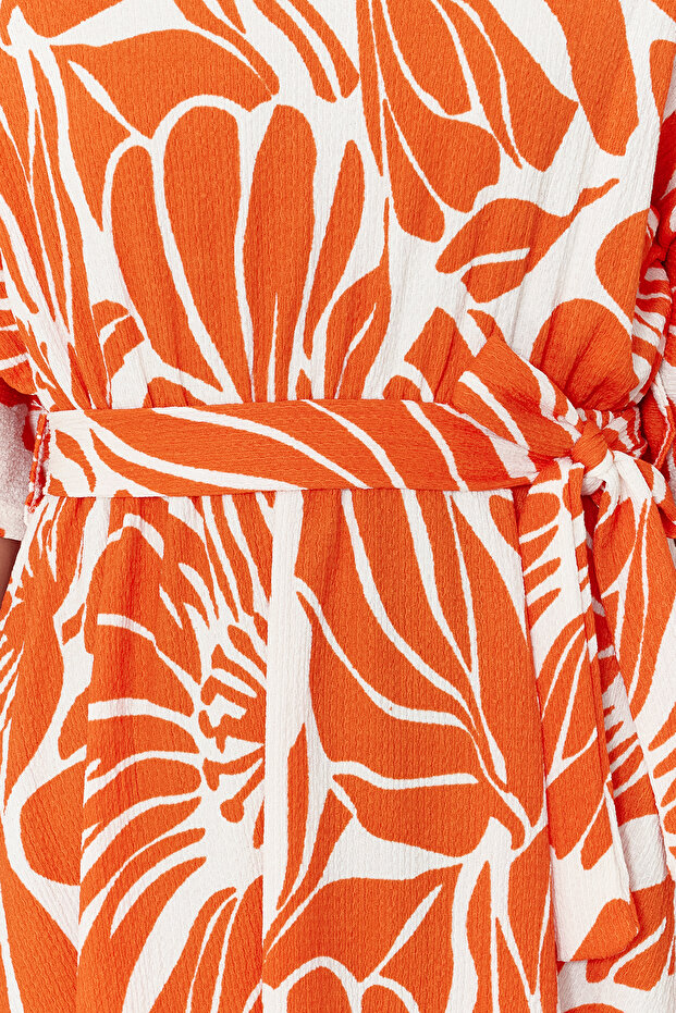 Elastyczna sukienka midi z dzianiny – pomarańczowy nadruk, luźny krój, kołnierzyk basenowy i pasek TWOSS24EL01016 - 4