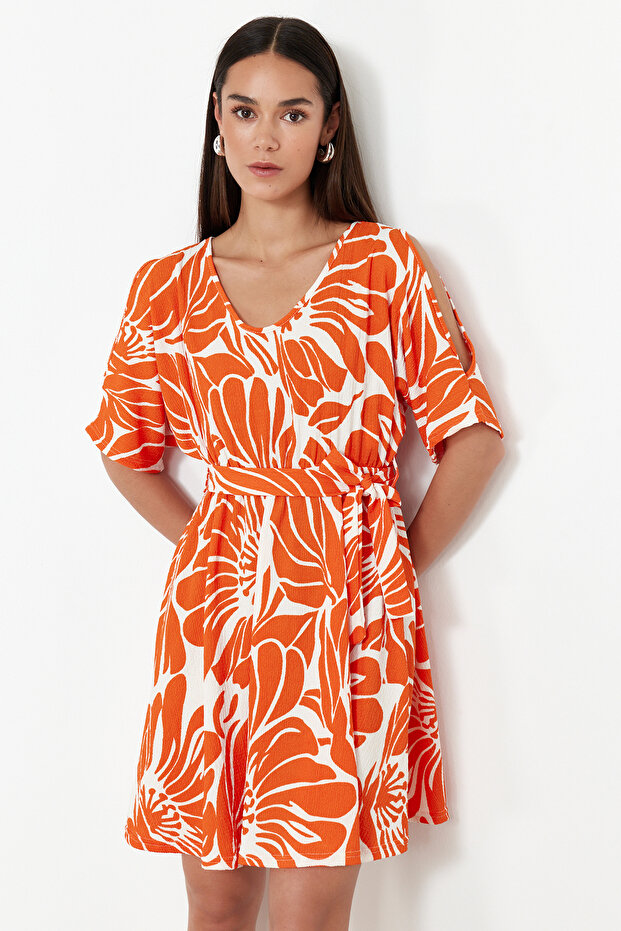 Elastyczna sukienka midi z dzianiny – pomarańczowy nadruk, luźny krój, kołnierzyk basenowy i pasek TWOSS24EL01016 - 2