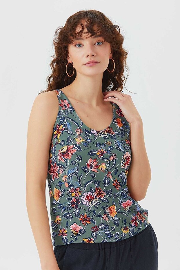 Round Neck Sleeveless Basic Blouse