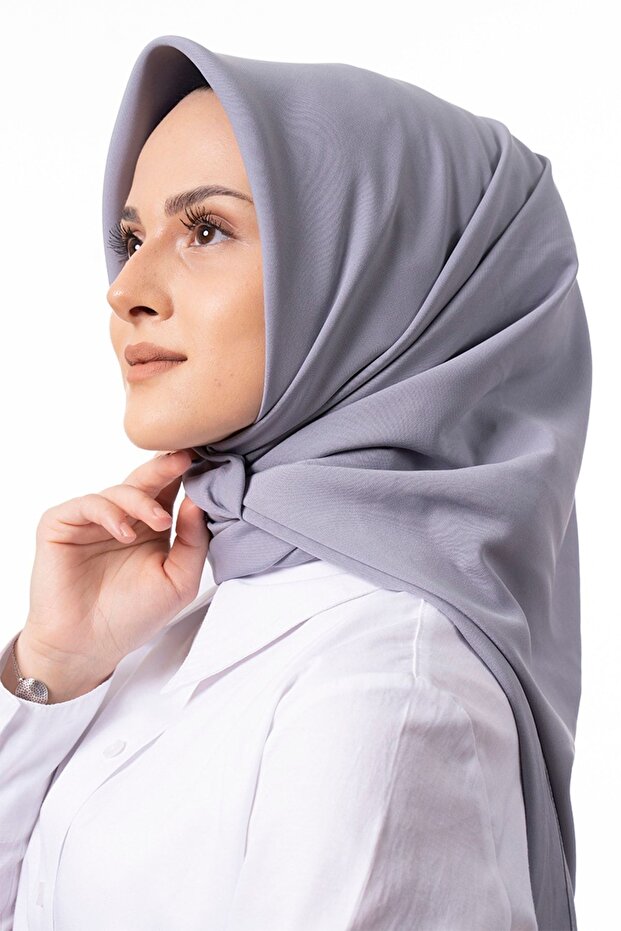 وشاح من حرير المدينة الفاخر بنسبة 100% مستورد باللون الفضي