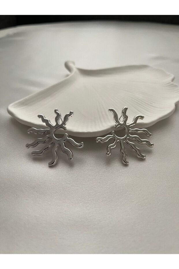 Sun-shaped silver earrings