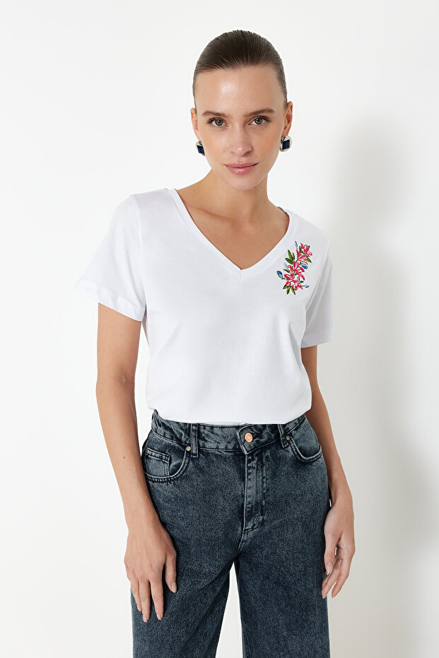 Beyaz %100 Pamuk Regular/Normal Kalıp Nakışlı V Yaka Örme T-Shirt TWOSS24TS00266 - 3