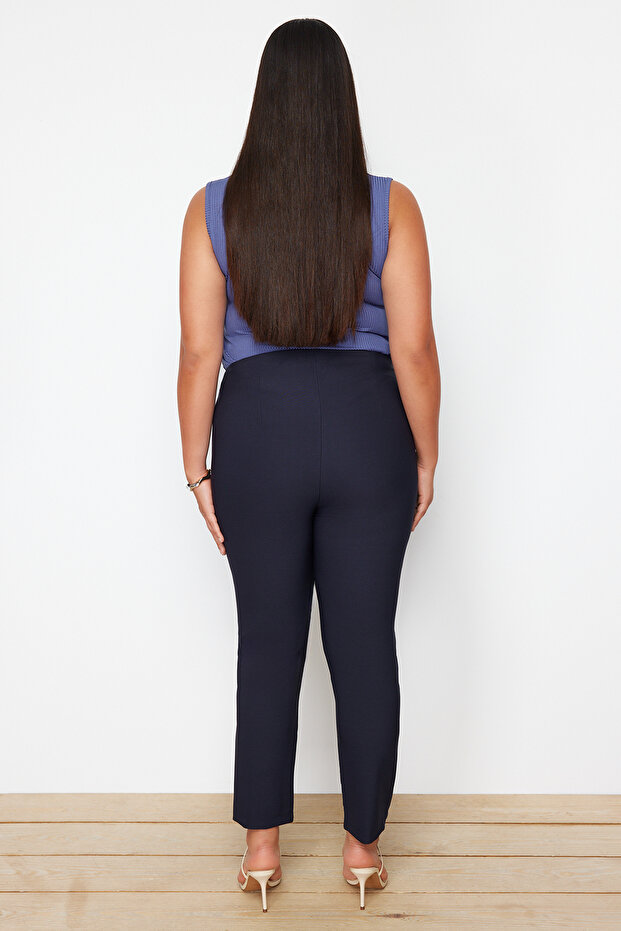 Spodnie z tkaniny tkanej w kolorze granatowym z wzorem papierosów i wysokim stanem do kostek TBBAW23AR00015 - 9