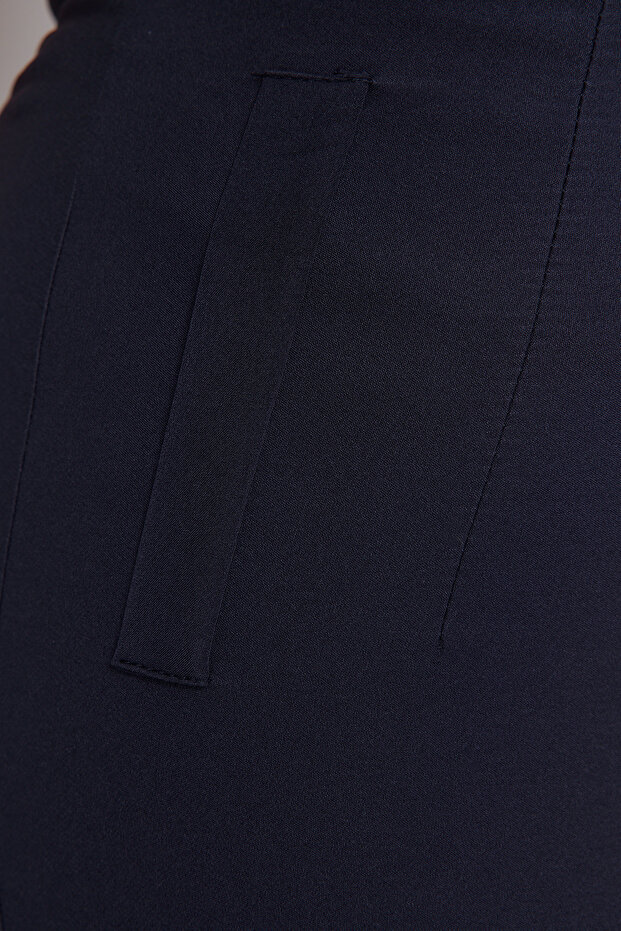 Spodnie z tkaniny tkanej w kolorze granatowym z wzorem papierosów i wysokim stanem do kostek TBBAW23AR00015 - 8