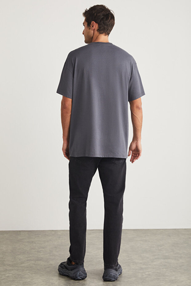 تي شيرت Kyrie Basic برقبة دائرية باللون الرمادي - 6