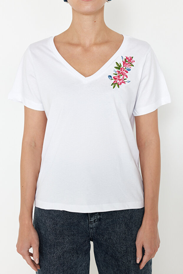 Beyaz %100 Pamuk Regular/Normal Kalıp Nakışlı V Yaka Örme T-Shirt TWOSS24TS00266 - 5