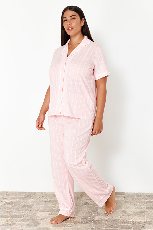 Pembe Çizgili Biye Detaylı Uyku Bantlı Gömlek Yaka Örme Pijama Takımı TBBSS24AI00116
