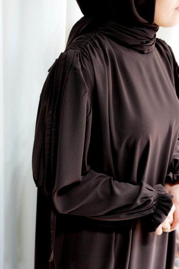 Model Hatice Medine İpeği Omuz Büzgülü Tesettür Elbise (Şal Dahil) - Acı Kahve - HATİCE01005Ş - 6