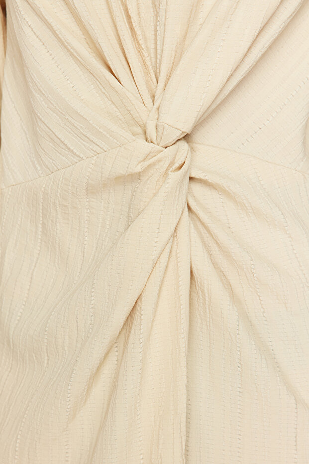 Béžové predné tkané šaty s uzlom a zipsom TCTSS23EB00137 - 5