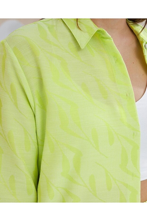 قميص كبير الحجم بأزرار لامعة ومزخرفة بأوراق الشجر - 2