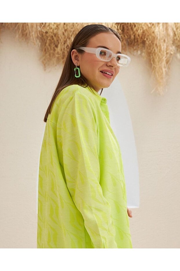 قميص كبير الحجم بأزرار لامعة ومزخرفة بأوراق الشجر - 3