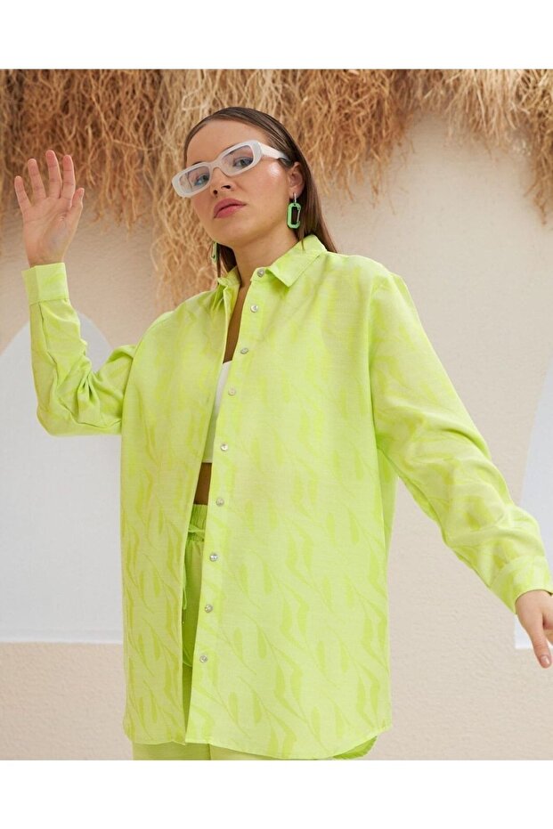 قميص كبير الحجم بأزرار لامعة ومزخرفة بأوراق الشجر - 1