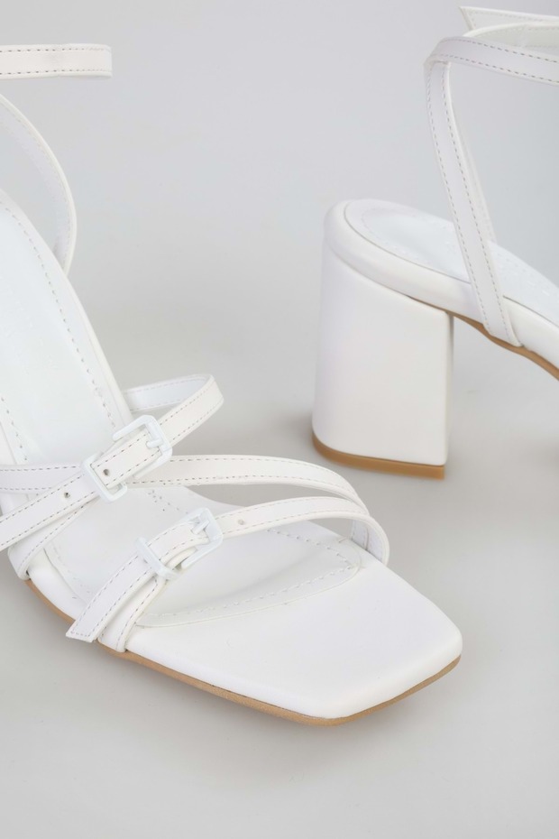 Fehér öves csatos női sarkú cipő - 5