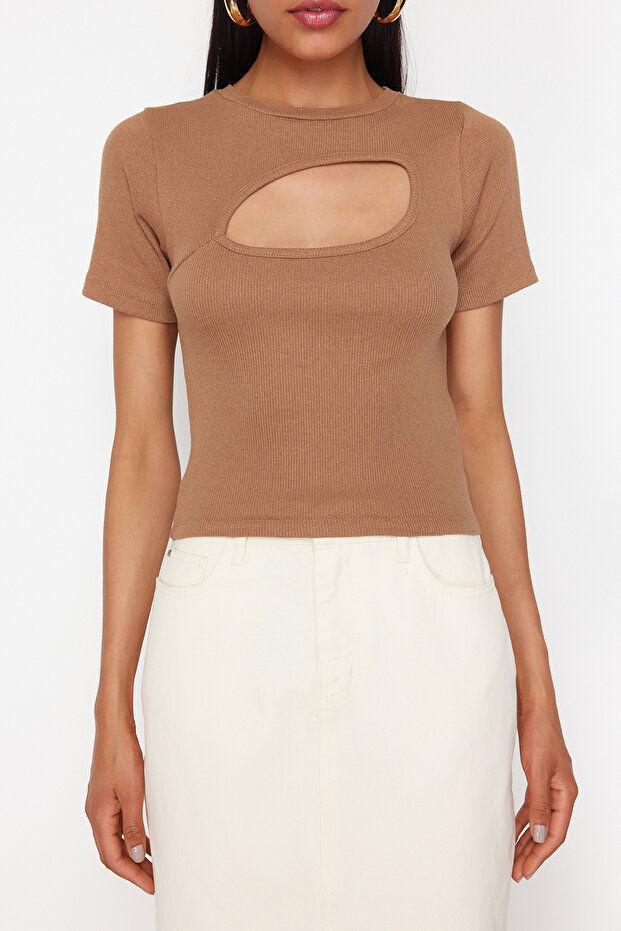 Kahverengi Cut Out Detaylı Vücuda Oturan Bisiket Yaka Crop Fitilli Esnek Örme Bluz TWOSS22BZ0355 - 4