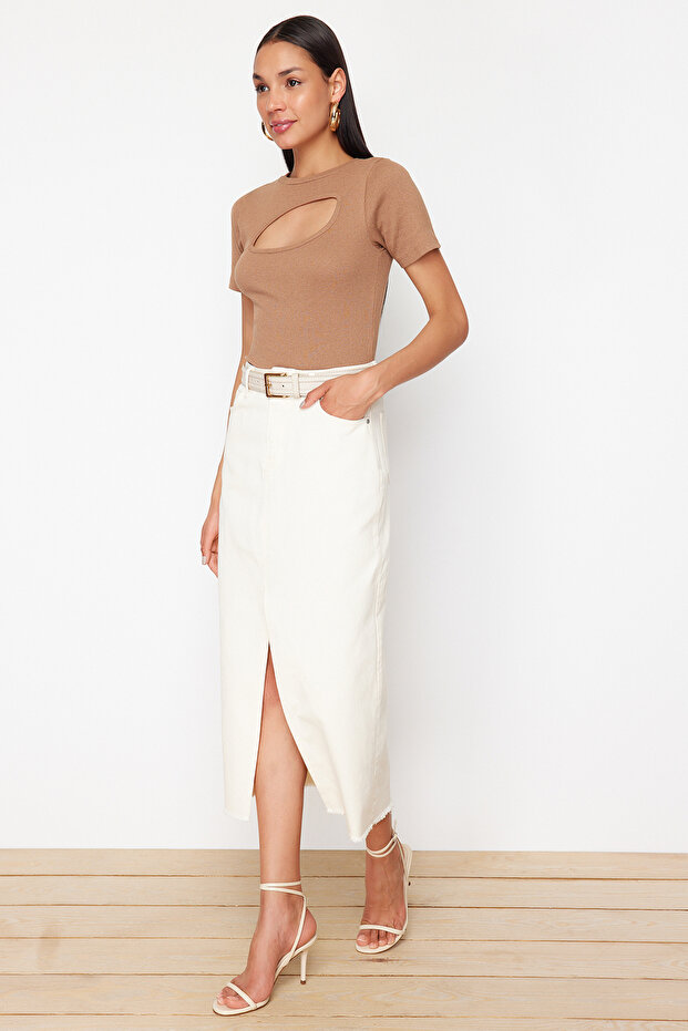 Kahverengi Cut Out Detaylı Vücuda Oturan Bisiket Yaka Crop Fitilli Esnek Örme Bluz TWOSS22BZ0355 - 2