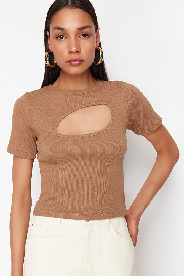 Kahverengi Cut Out Detaylı Vücuda Oturan Bisiket Yaka Crop Fitilli Esnek Örme Bluz TWOSS22BZ0355 - 3