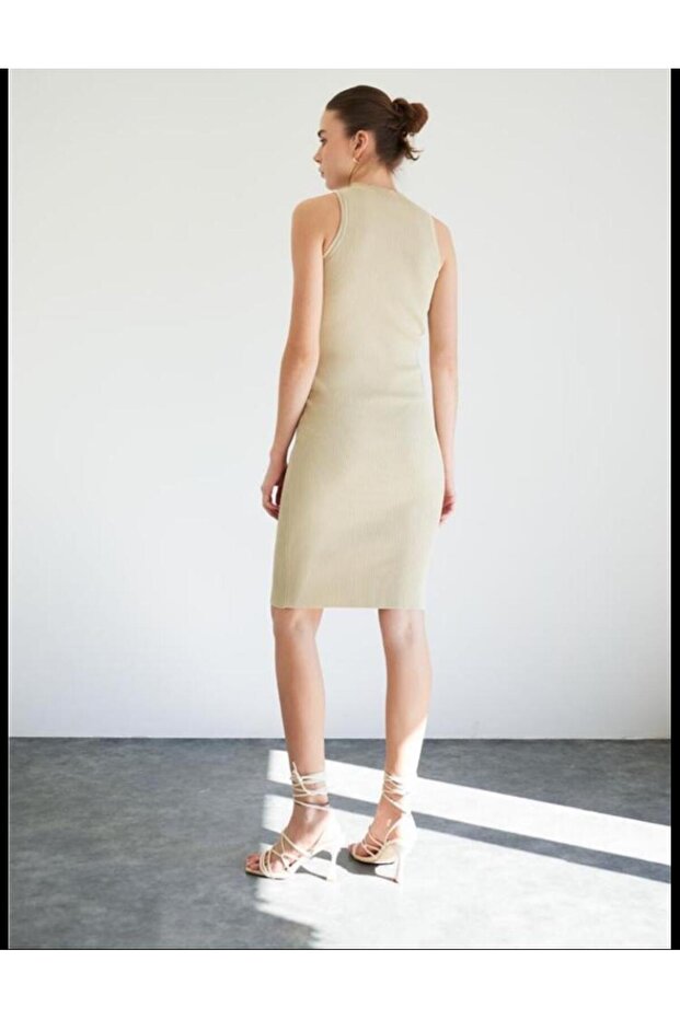Rochie cu decolteu - 1