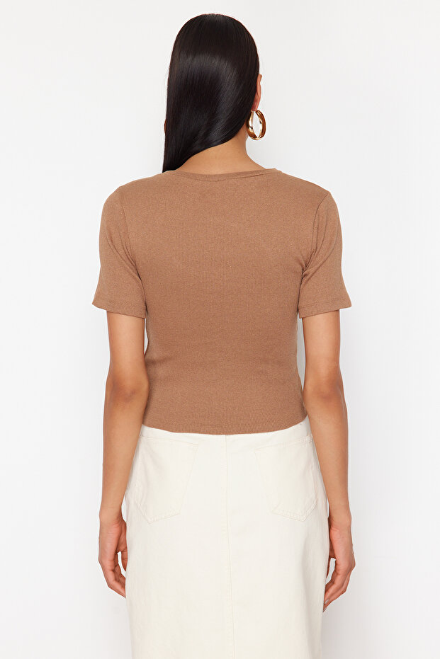 Kahverengi Cut Out Detaylı Vücuda Oturan Bisiket Yaka Crop Fitilli Esnek Örme Bluz TWOSS22BZ0355 - 6