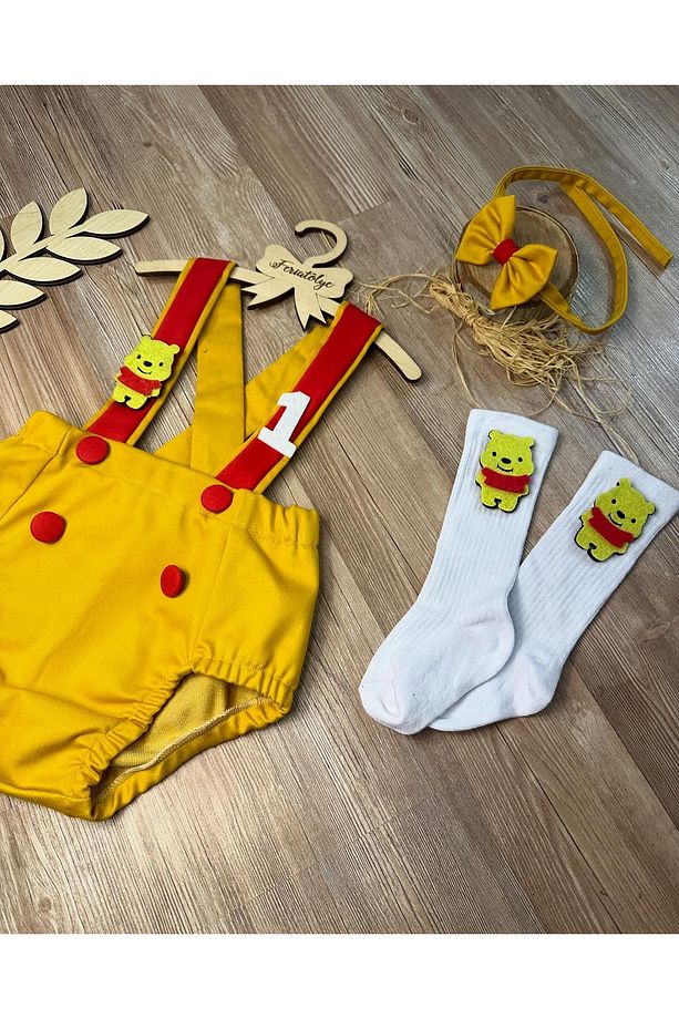 Winnie the pooh konsepti hardal kırmızı erkek bebek romper papyon çorap seti - 1