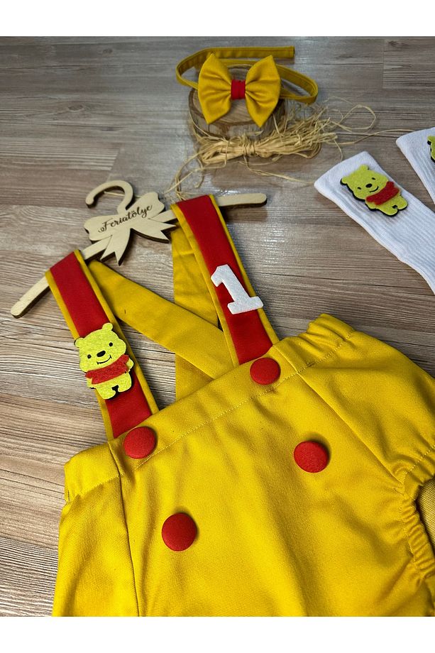 Winnie the pooh konsepti hardal kırmızı erkek bebek romper papyon çorap seti - 4