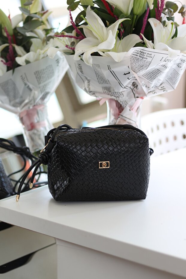 حقيبة كتف بعقدة رفيعة منقوشة بالألماس الأسود - 3