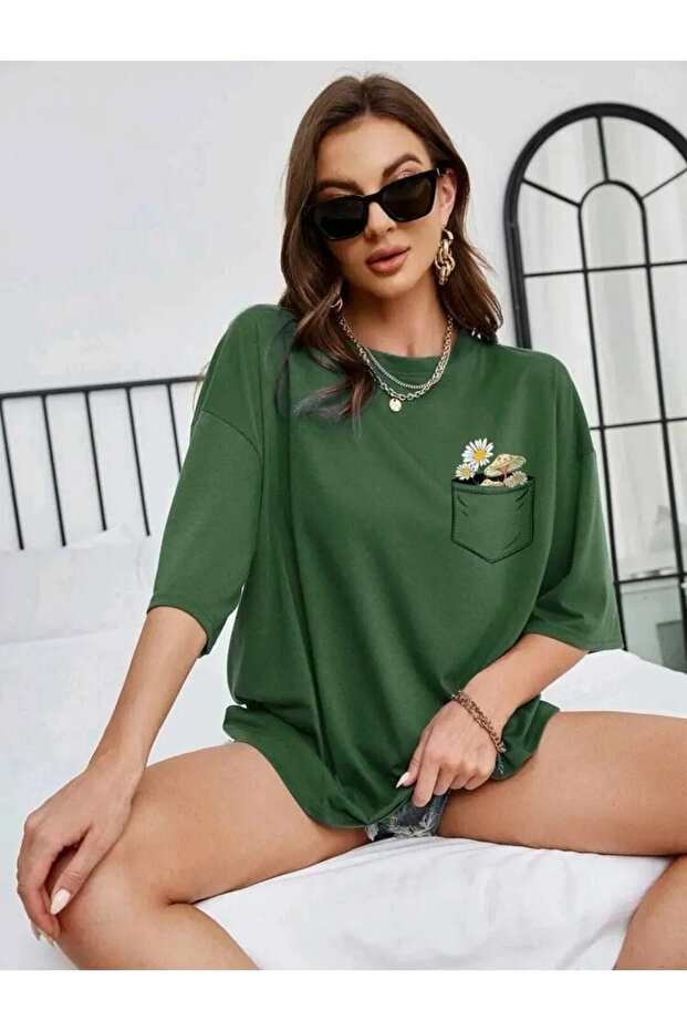 تي شيرت كبير الحجم مطبوع عليه زهور