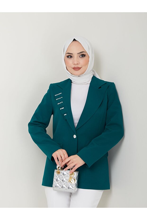 سترة نسائية خضراء مبطنة بتفاصيل ياقة مزينة بالأحجار