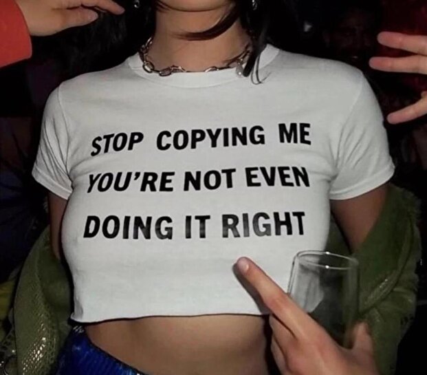 عبارة "Stop Copying Me" مطبوعة باللون الأبيض
