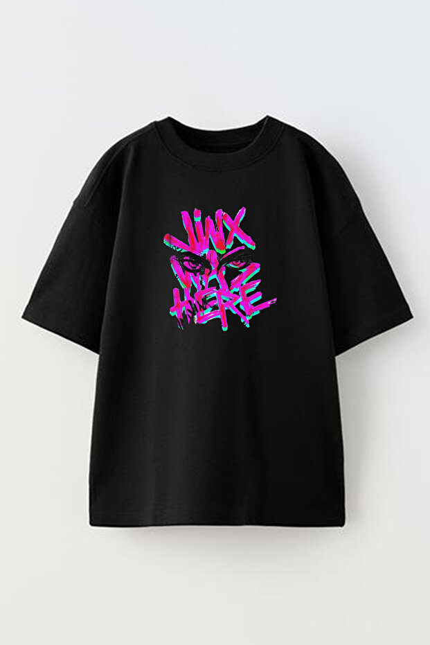 تيشيرت قطن أسود أوفر سايز للجنسين مطبوع تريكو " Jinx We Here"