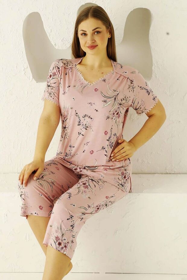 طقم بيجامة برمودا منقوشة بالزهور الوردية برقبة على شكل حرف V مقاس كبير - EDY2704B-PMB