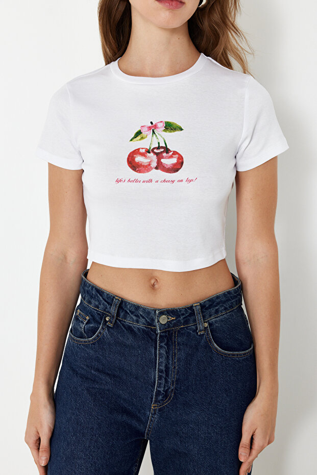 Beyaz %100 Pamuk Kiraz Baskılı Crop Fitted Vücuda Oturan Esnek Örme T-Shirt TWOSS24TS00121 - 5