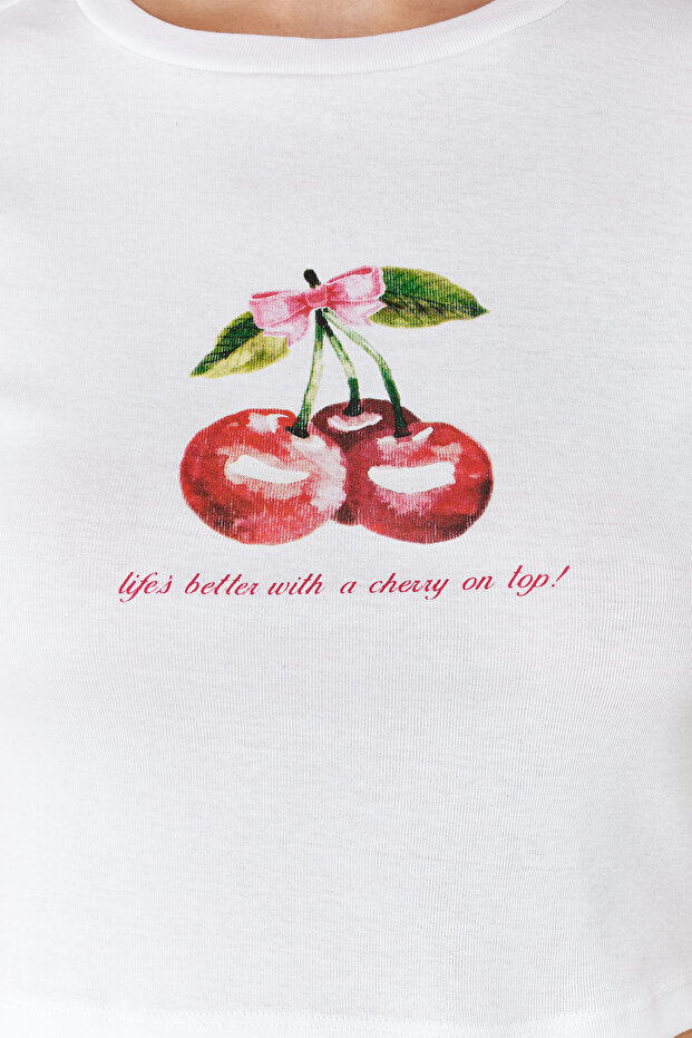 Beyaz %100 Pamuk Kiraz Baskılı Crop Fitted Vücuda Oturan Esnek Örme T-Shirt TWOSS24TS00121 - 4